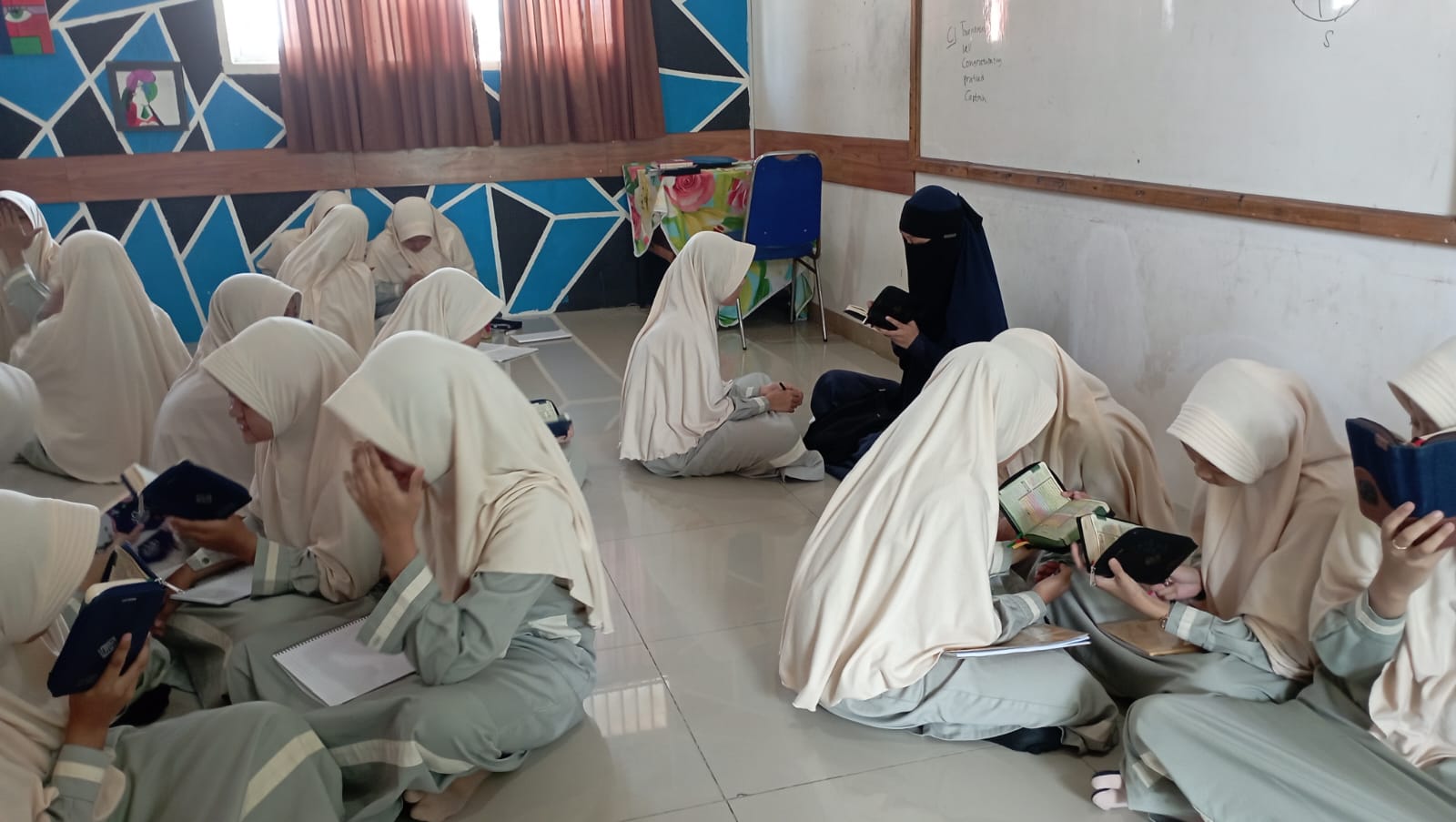 Para Penghafal Al-Qur'an sedang menghafal Al-Qur'an